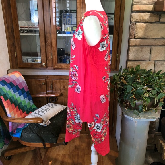 CUPIO SIZE LARGE RED SLEEVELESS FLORAL PRINT HI-LO DRESS. V/NECK PLEATED N BACK - Picture 2 of 7